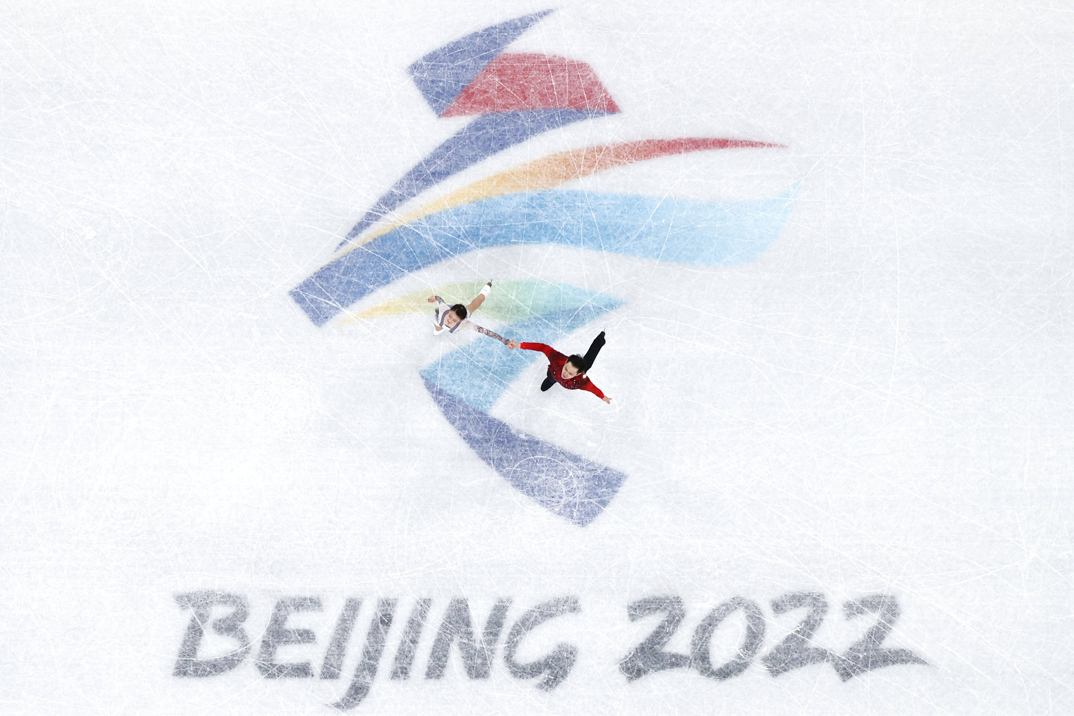 当日,北京2022年冬奥会花样滑冰团体赛双人滑自由滑比赛在首都体育馆