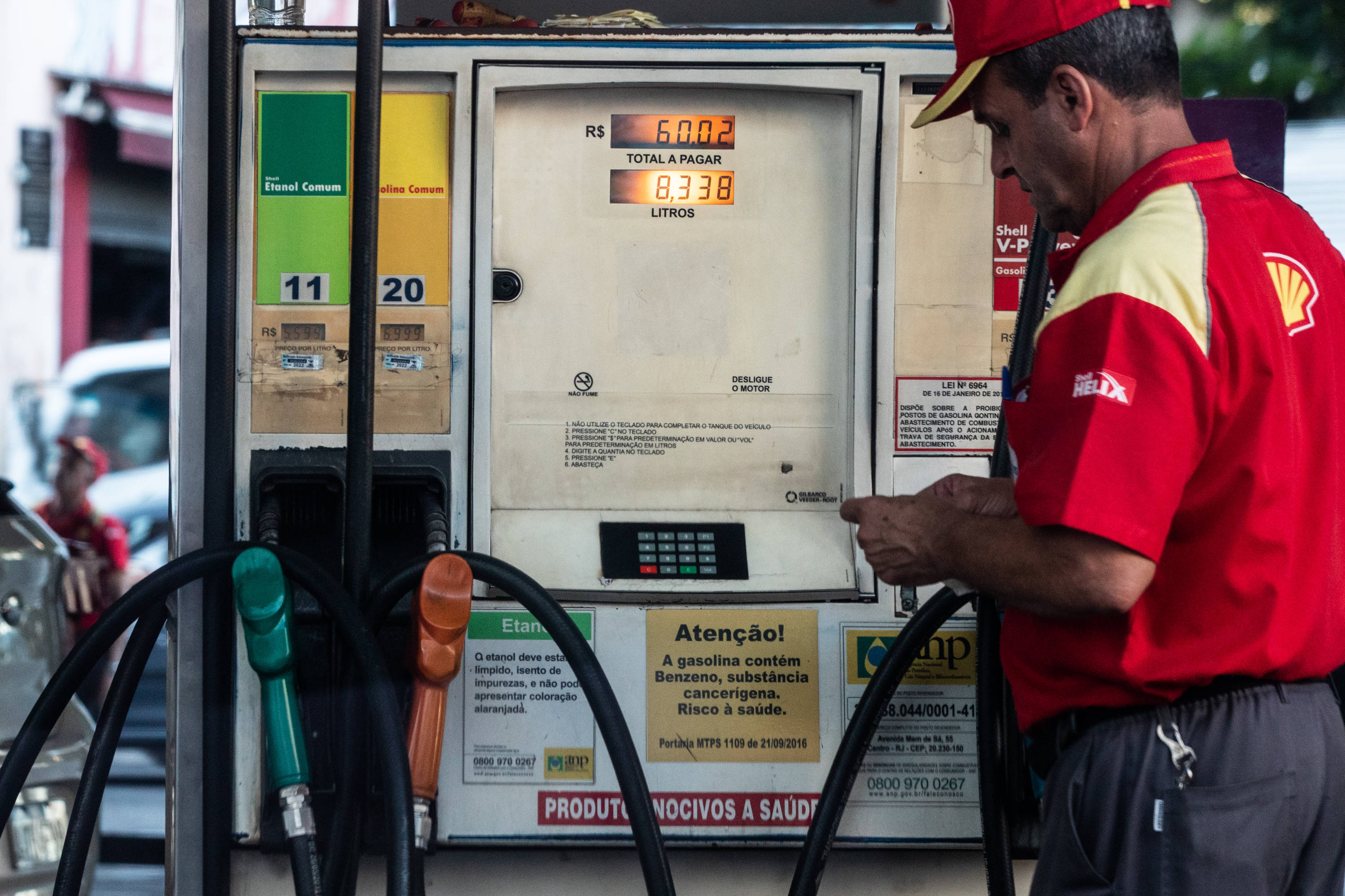 3月10日,车辆在巴西里约热内卢一处加油站排队等待加油