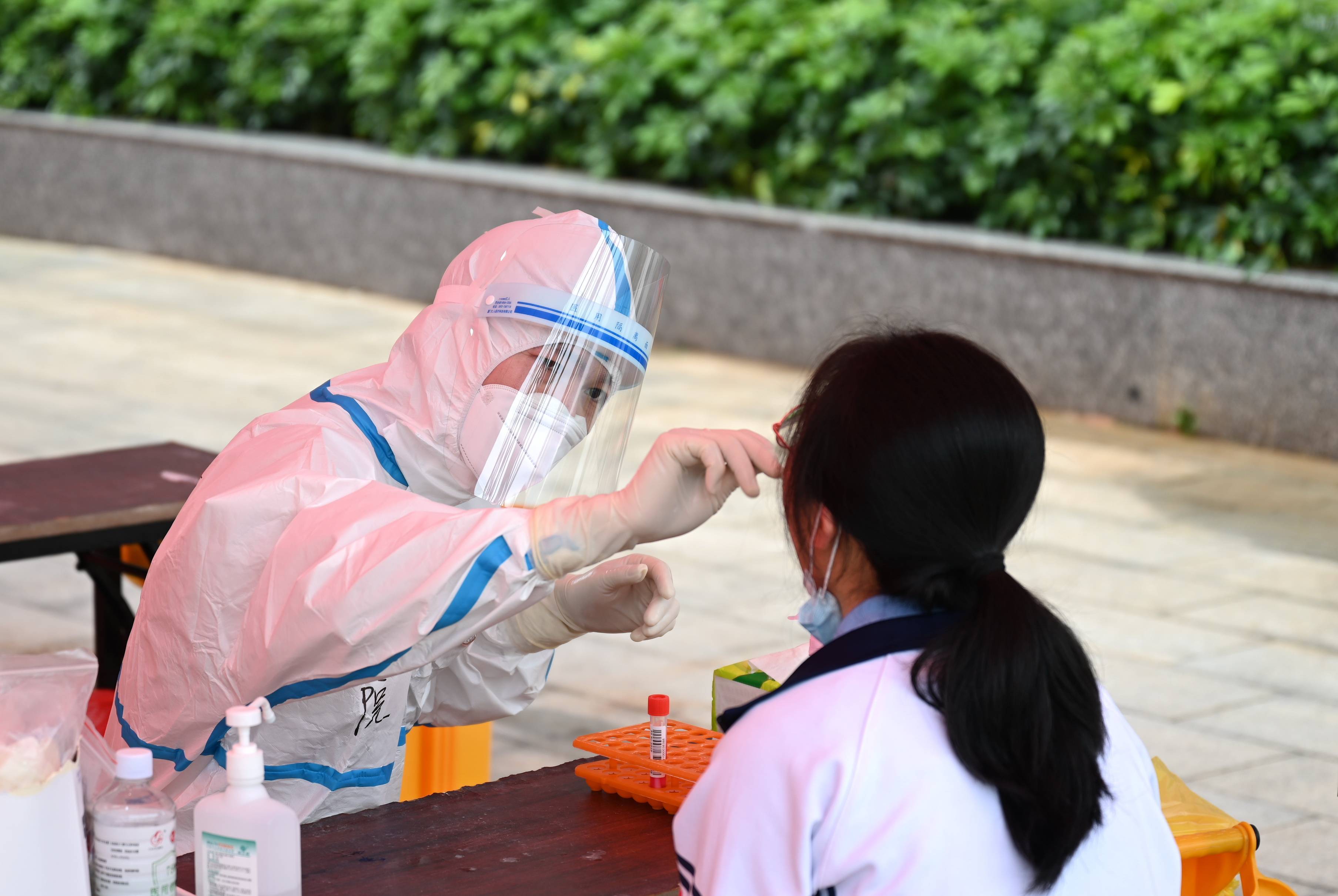 学生核酸检测照片图片