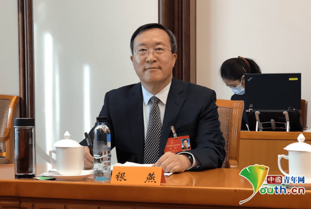全国人大代表银燕：建议让快递小哥参与基层社会治理