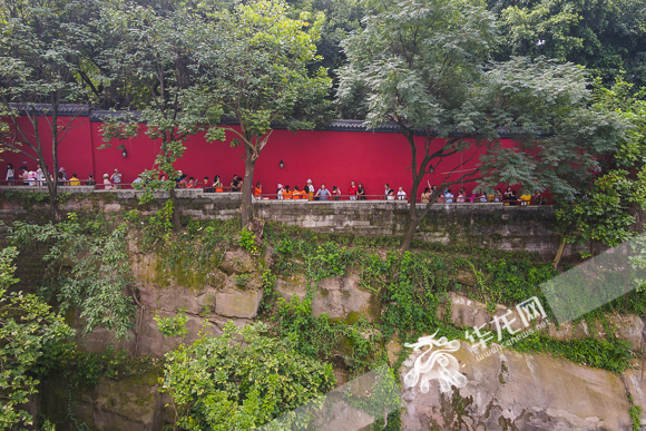 半山崖线步道红墙入口图片