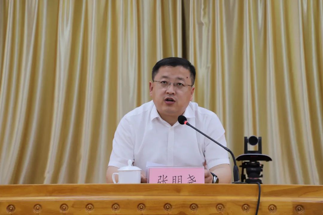 召开会议,第一时间贯彻落实会议精神,市委副书记张朋尧主持会议并讲话