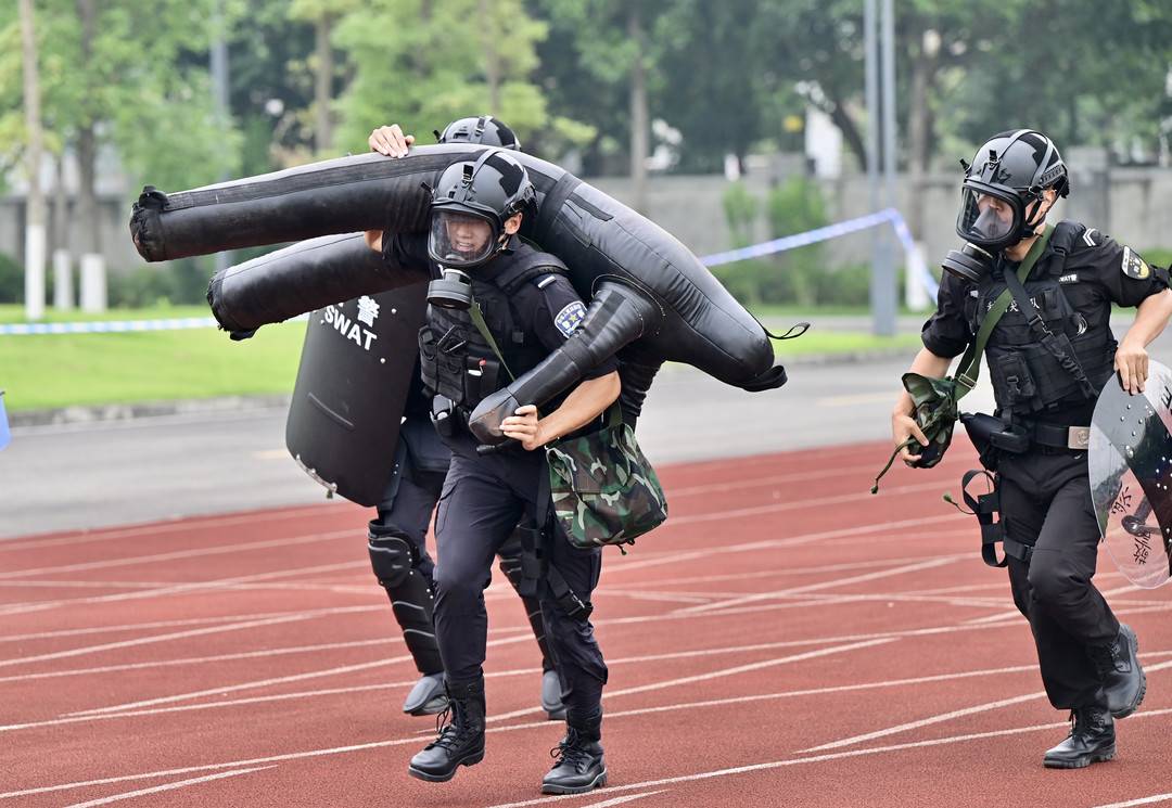 全方位检验 四川公安举行特警专业力量拉动测试