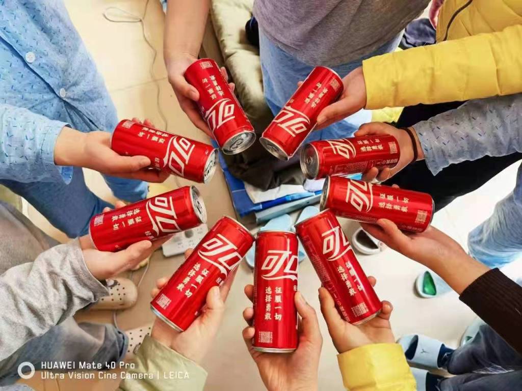 爱心传递可口可乐感谢定制罐送给莱西保供人员