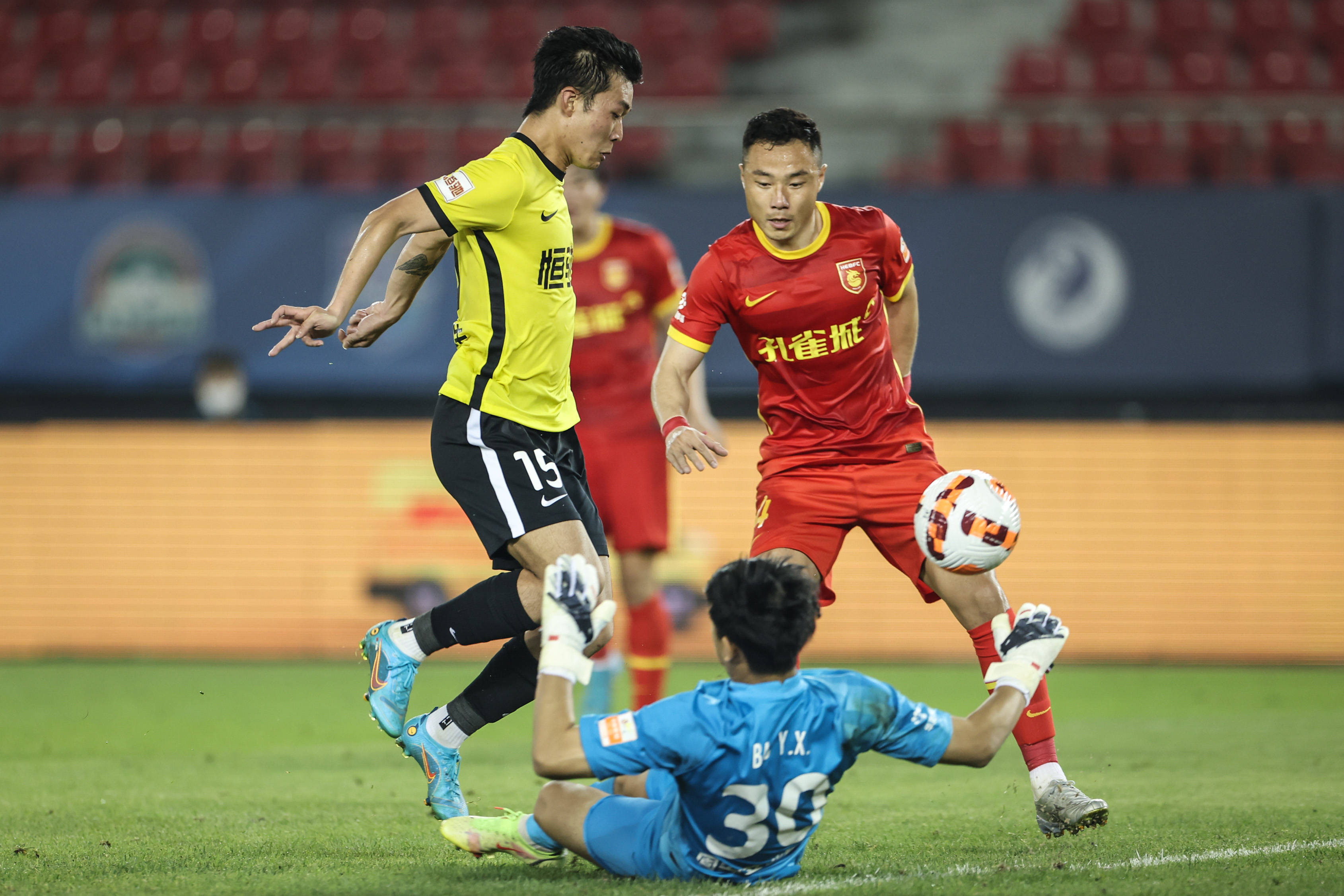 足球中超广州队胜河北队