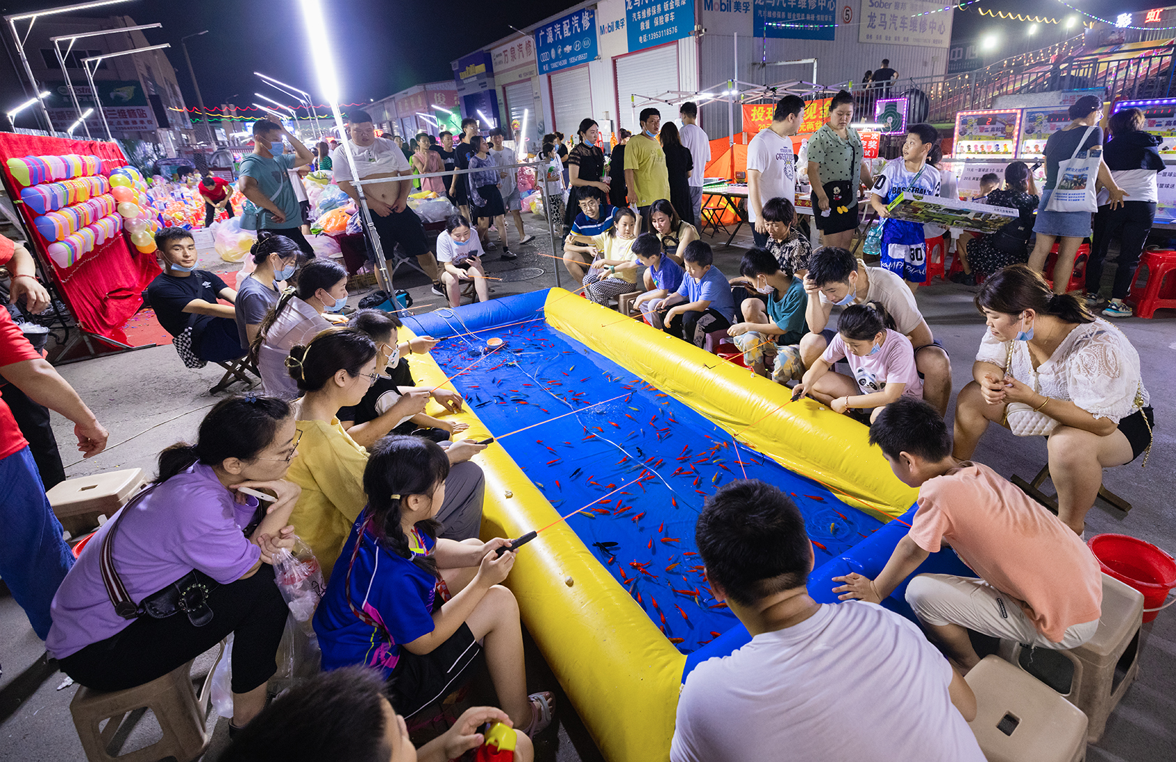 走进环联夜市,这里充满着各种食物的香气,还有娱乐游戏,花鸟鱼虫,真是