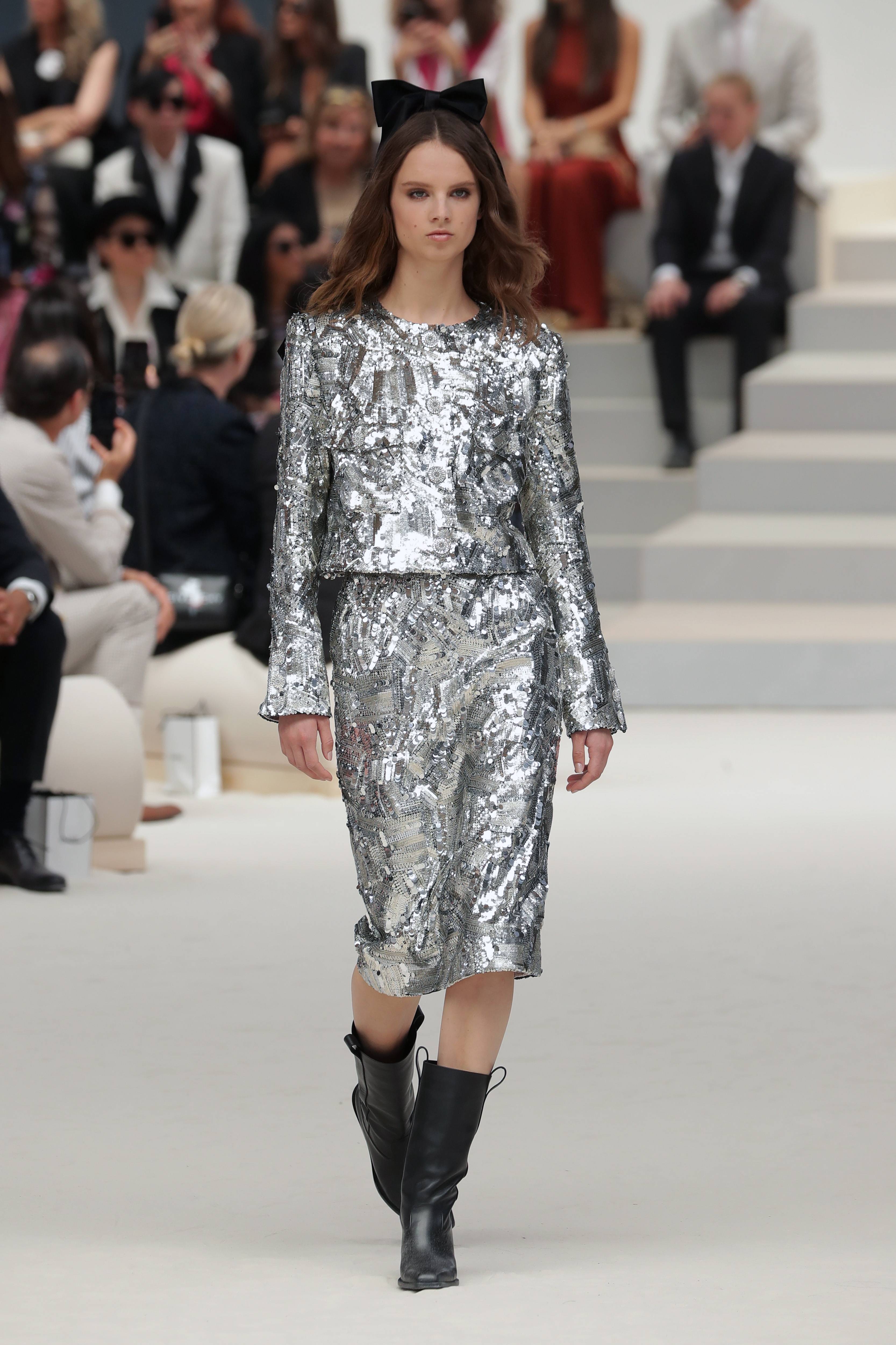 新华社/欧新7月5日,模特在法国巴黎高级定制时装周上展示法国品牌