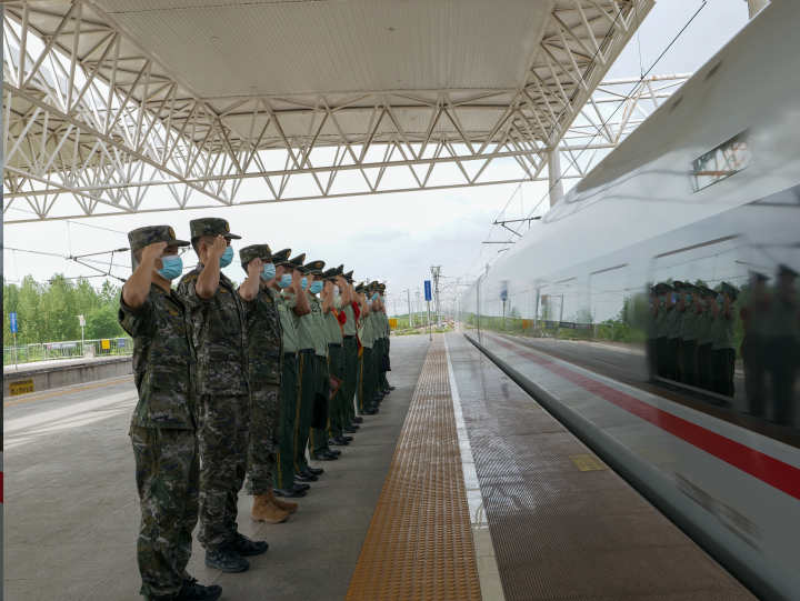 送战友 踏征程 今天为浙江武警退役老兵返乡送行