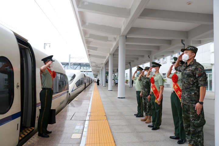 送战友 踏征程 今天为浙江武警退役老兵返乡送行