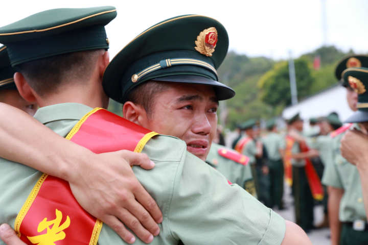 送战友 踏征程 今天为浙江武警退役老兵返乡送行