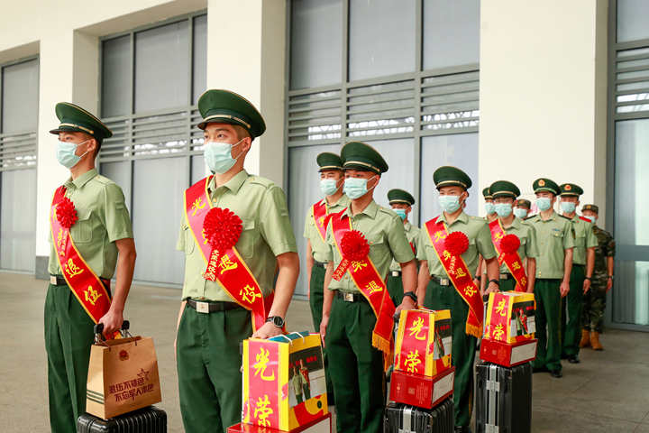 送战友 踏征程 今天为浙江武警退役老兵返乡送行