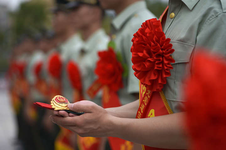 武警橄榄绿军装图片