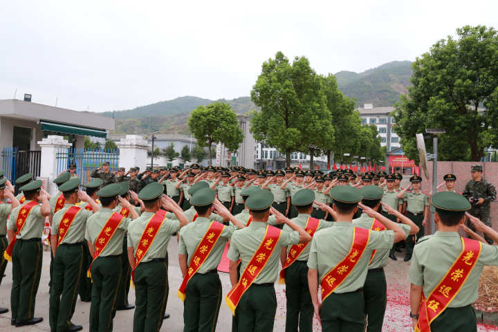 送战友 踏征程 今天为浙江武警退役老兵返乡送行