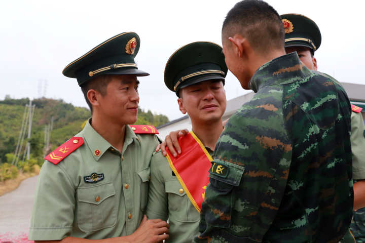 送战友 踏征程 今天为浙江武警退役老兵返乡送行