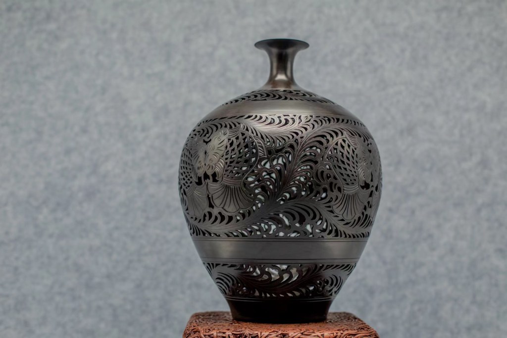 胶州手造蛋壳黑陶 成功申报切尼斯世界纪录