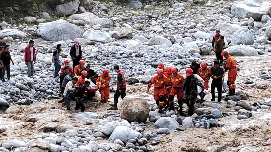 用樹木在河上搭起橫橋 四川森林消防員在震中緊急轉移傷員丨瀘定6.