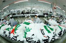 即墨服装企业生产线实拍：海外市场“爆单” 工厂加班赶制