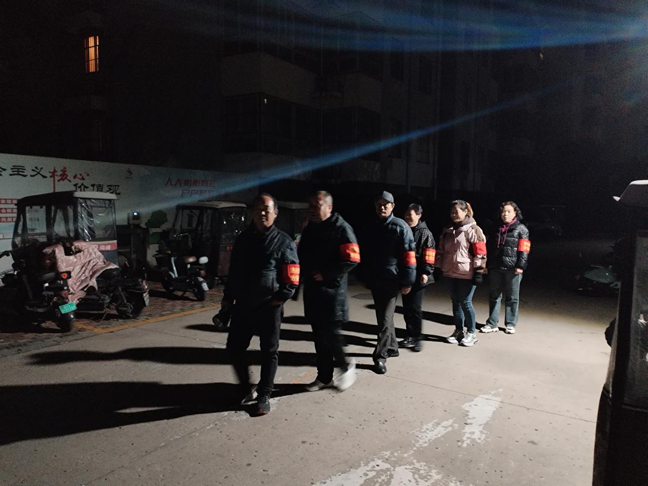 巡逻队重点巡查了社区内的主要道路,居民楼,地下停车场,小区出入口