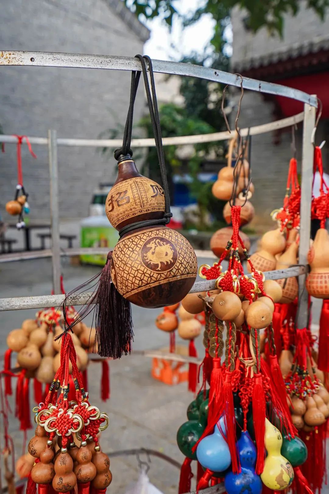 聊城的东昌葫芦雕刻用料考究,刻工纯熟,无论是人物故事还是水城美景