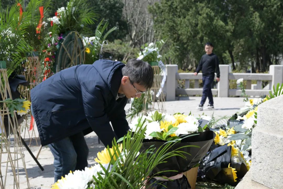 师生前往烈士陵园,在陵园工作人员的引导配合下,向革命纪念塔献花致敬