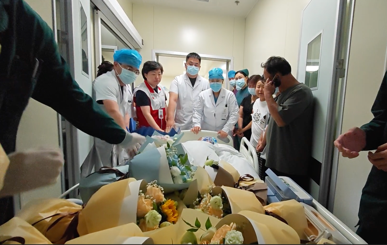 逆境中的光辉：尿毒症妻子捐献亡夫器官，点亮他人生命