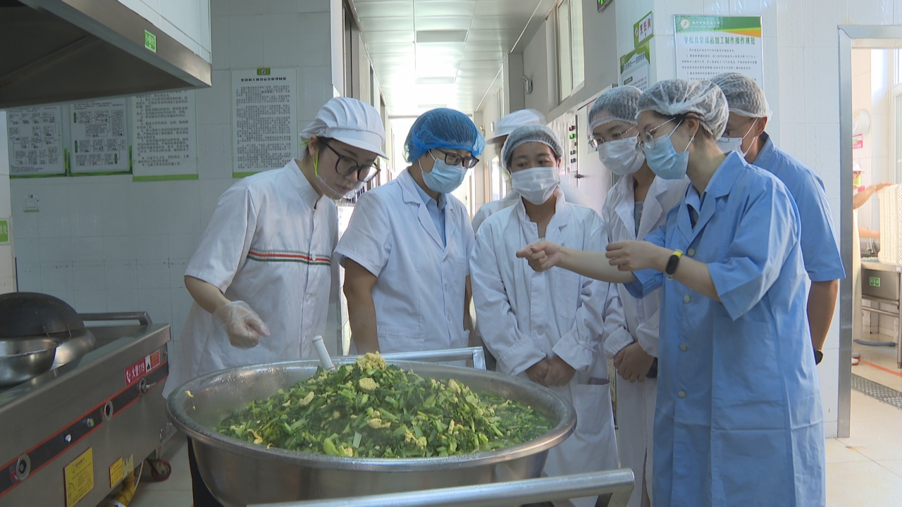 环翠区“观察团”探秘校园食堂，智慧监管守护师生“舌尖安全”
