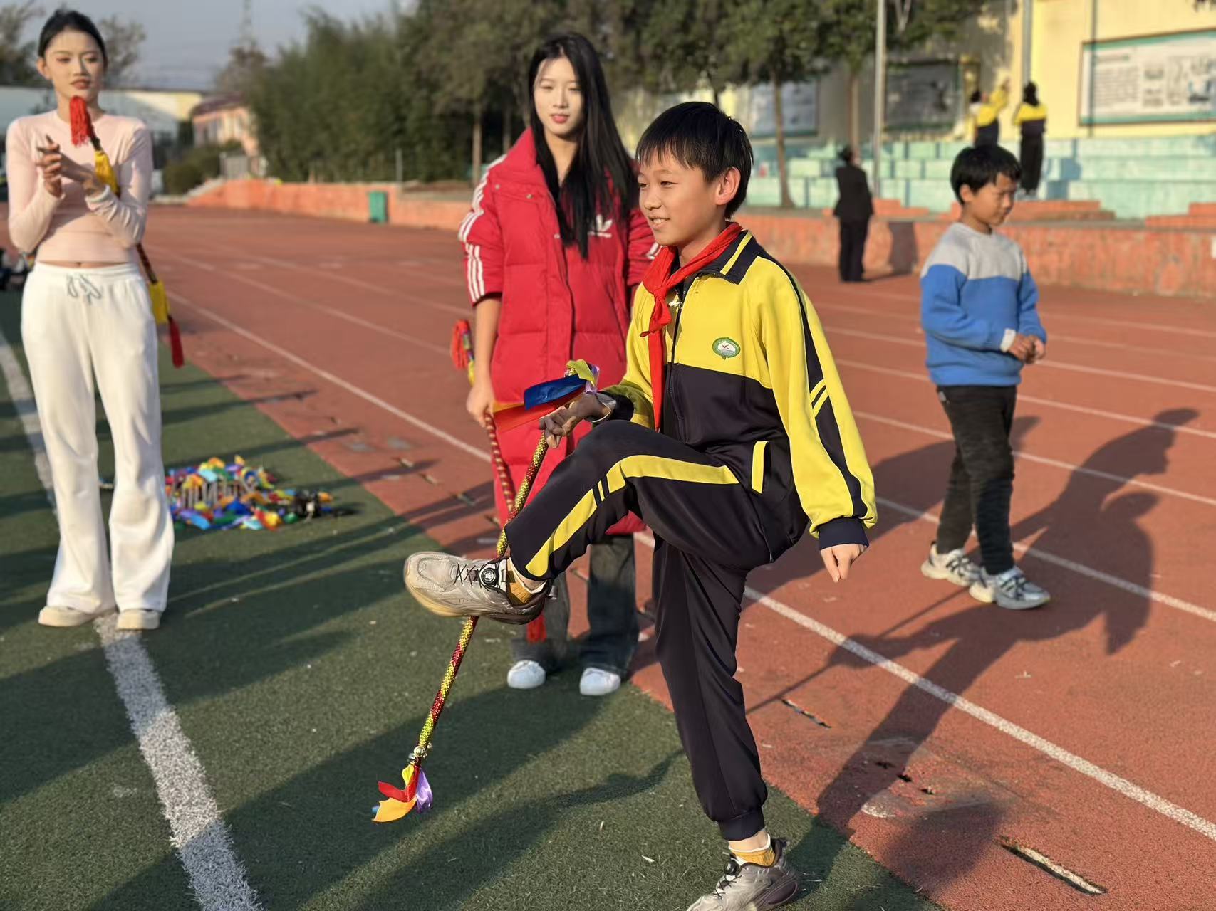 花棍舞“舞”进乡村课堂，枣院体育学子这样传递非遗魅力！