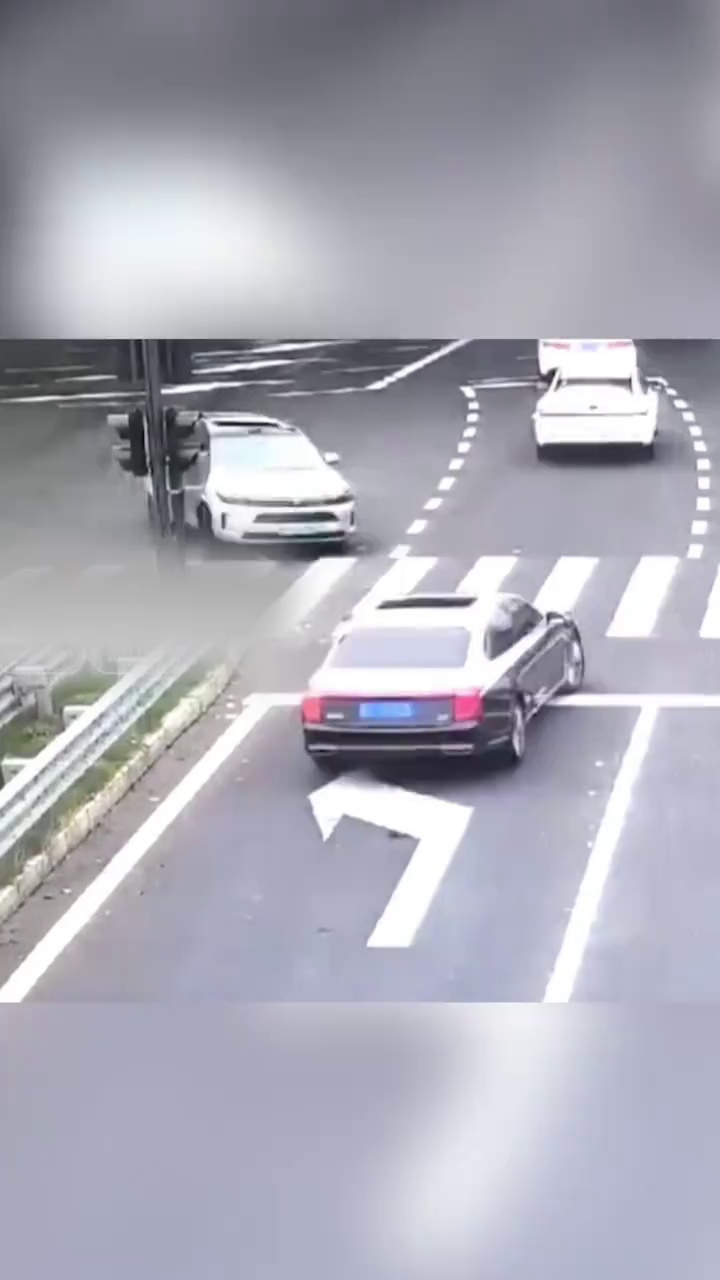 近日，无锡一男子驾车时开启辅助驾驶后双手离盘、闭目小憩，导致连撞两车！真实模拟试验来了，这15种场景太危险！#专家解读辅助驾驶的安全误区 #过度依赖辅助驾驶有何隐患