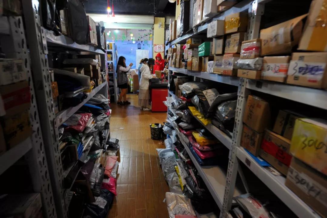 【中国青年网】大学生超前消费：近九成大学生使用过分期付款，这月花完下月补