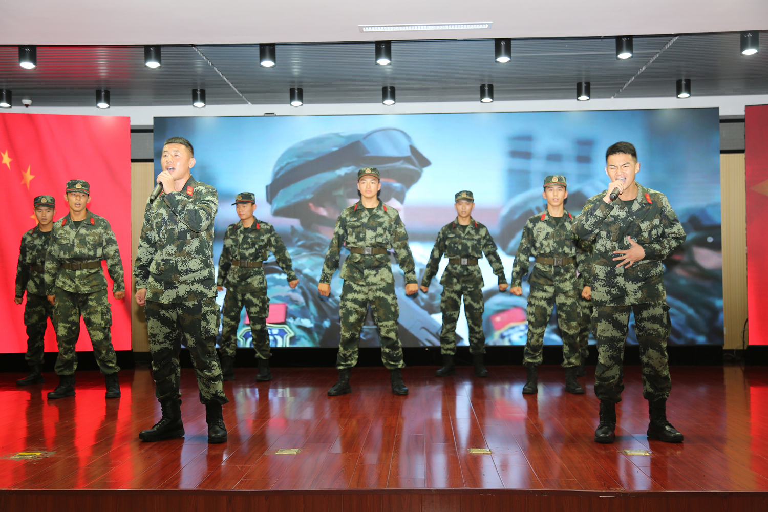 演出以"军民携手,同心筑梦"为主题,通过二胡独奏,大合唱,歌舞,小品