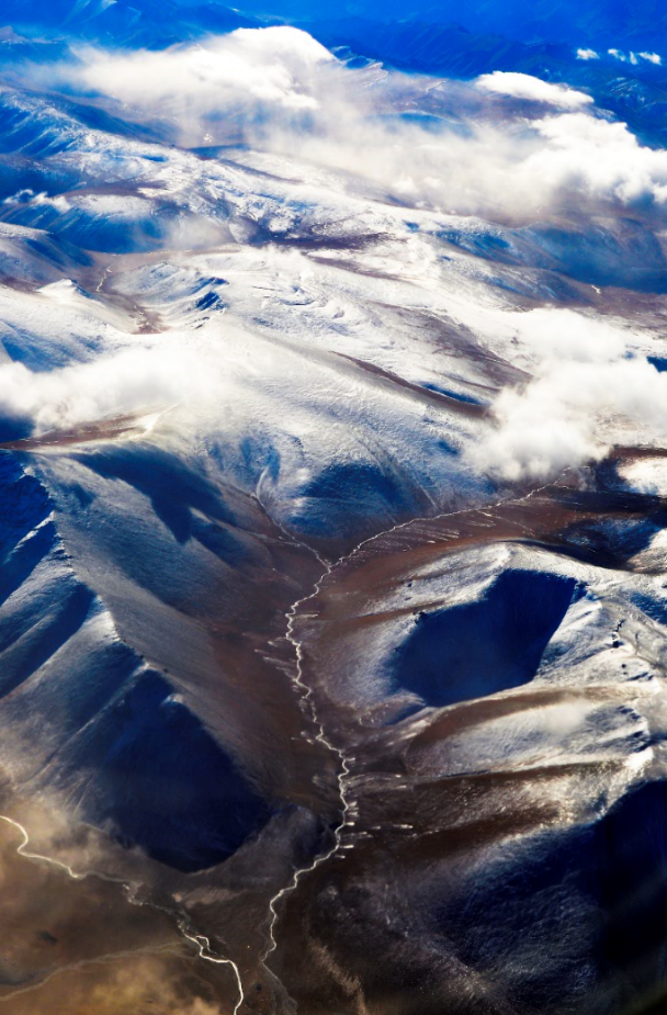 伟《云海之上》三等奖,明天《看飞机》三等奖,杨孟勋《这座城市风很大