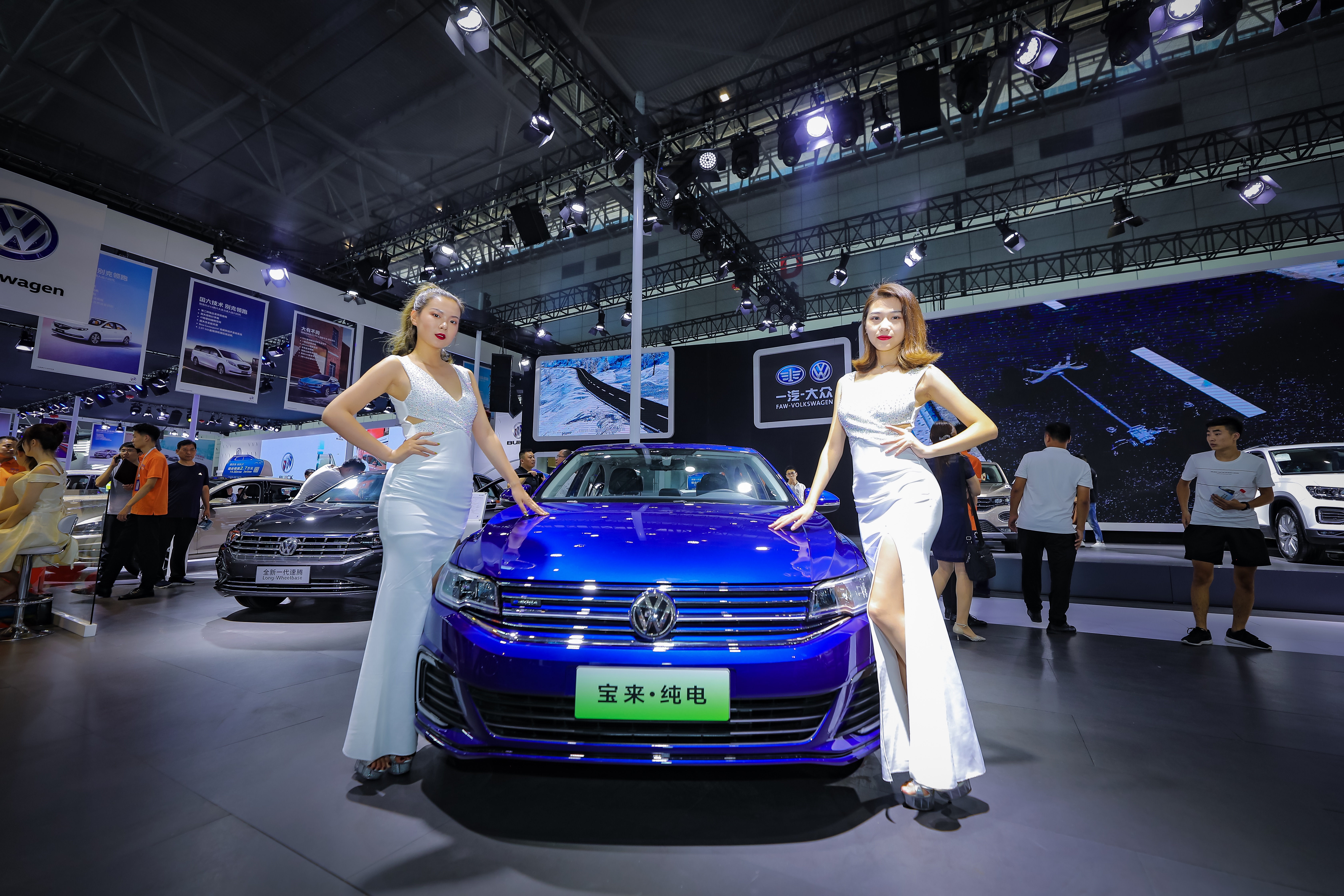 新车速递|一汽-大众首款电动轿车宝来·纯电亮相车展引围观