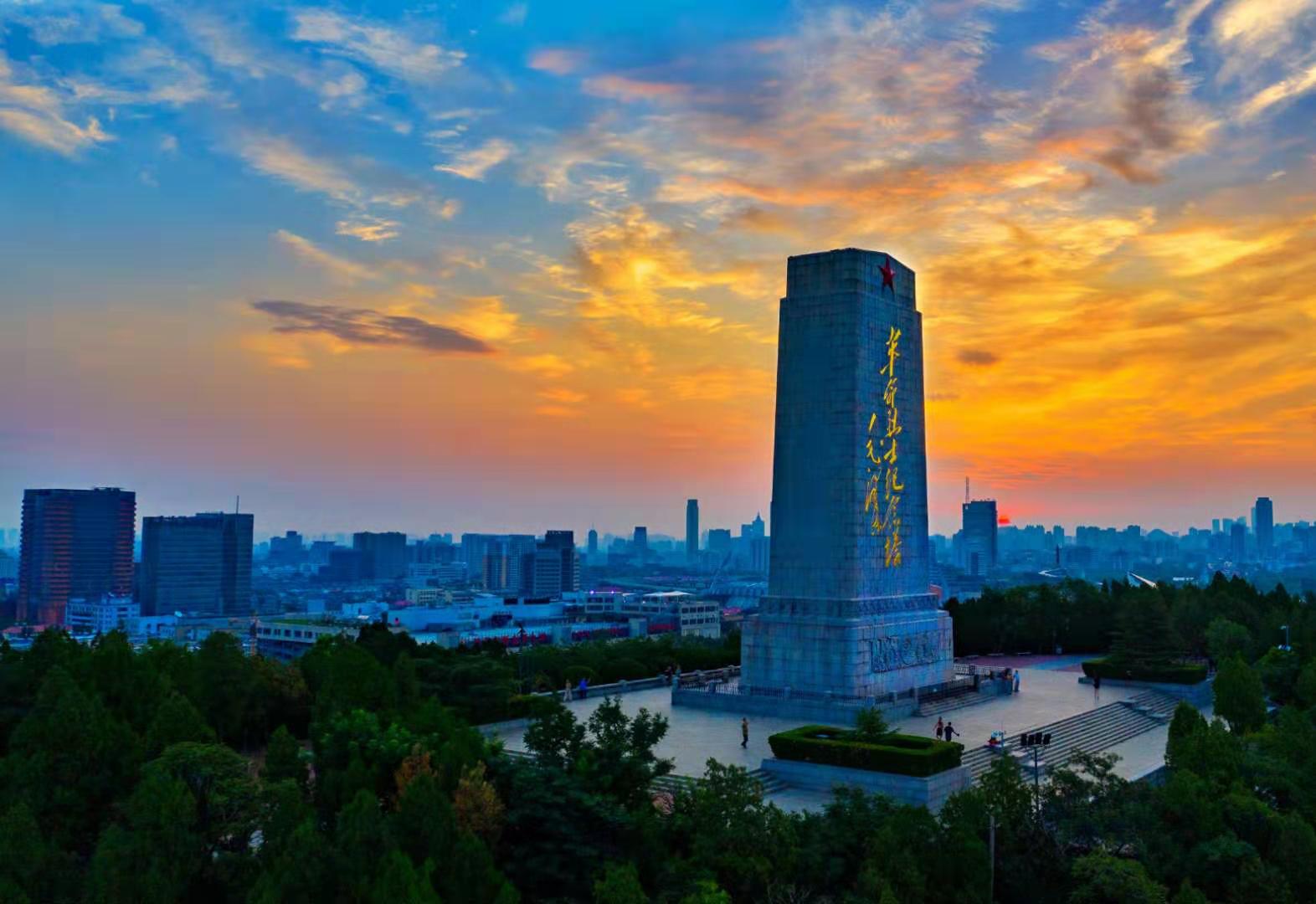 瞰齐鲁庆八一俯瞰济南英雄山纪念碑巍峨耸立