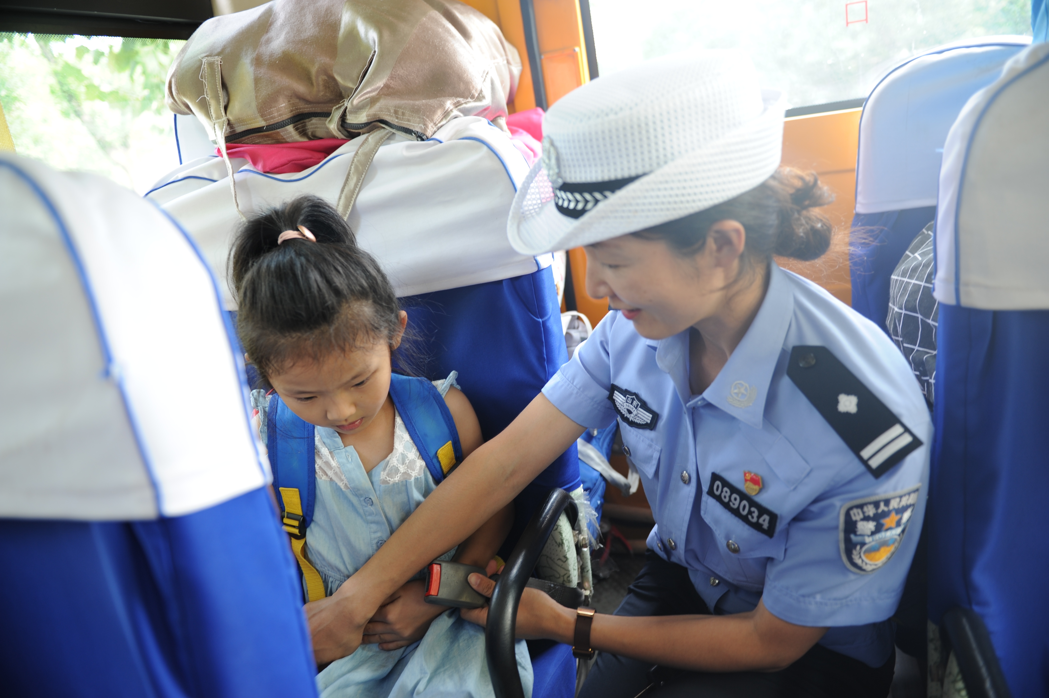 校車上實景授課臨清交警走進幼兒園手把手教小朋友安全出行