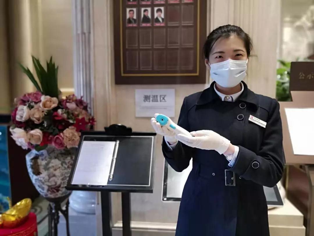 每日出动807名工作人员中海物业全天候为业主提供健康值守