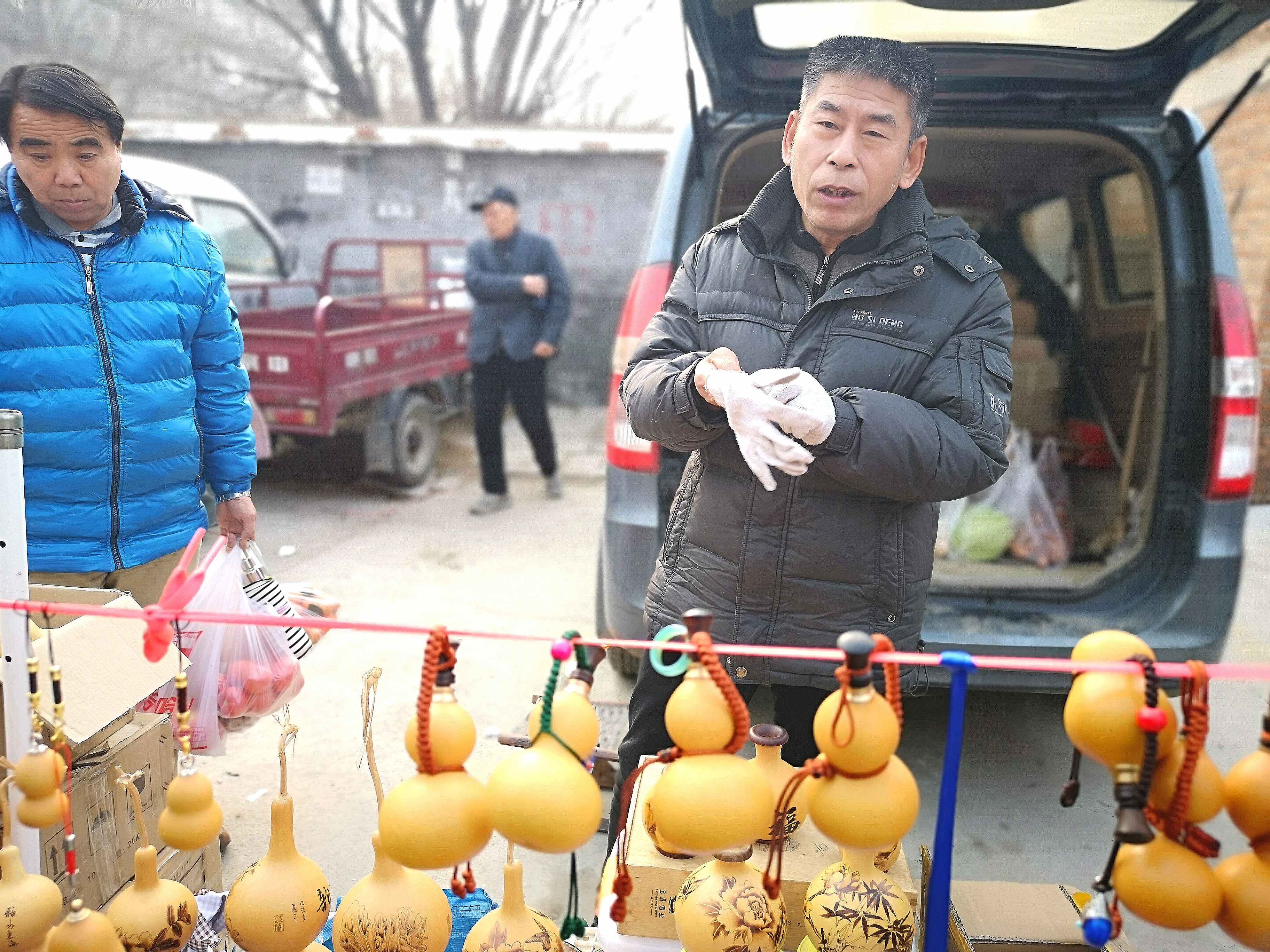 大集上的葫芦烙画，临近过年备受欢迎