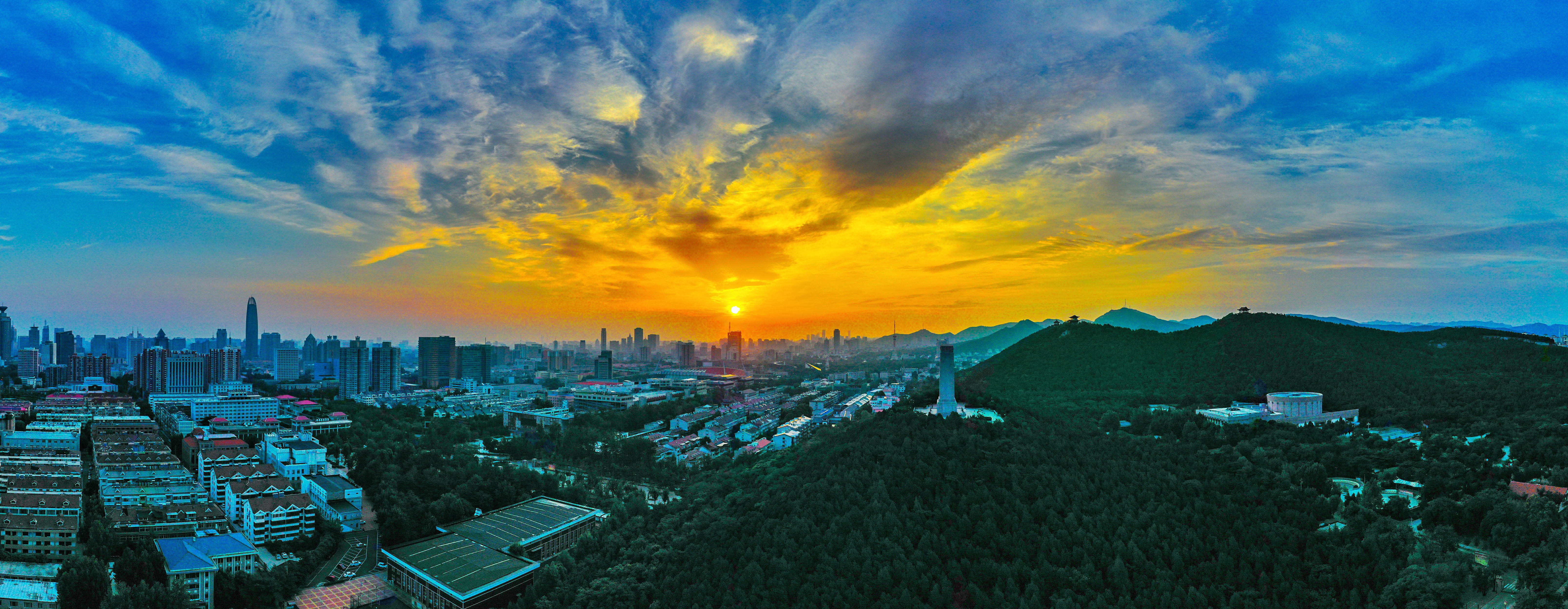 瞰齐鲁庆八一俯瞰济南英雄山纪念碑巍峨耸立