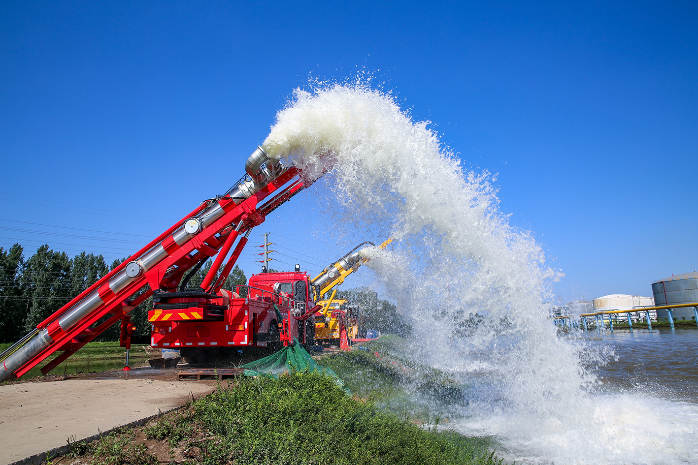 洪水漫灌厂区金诚石化干部职工坚守一线排涝自救