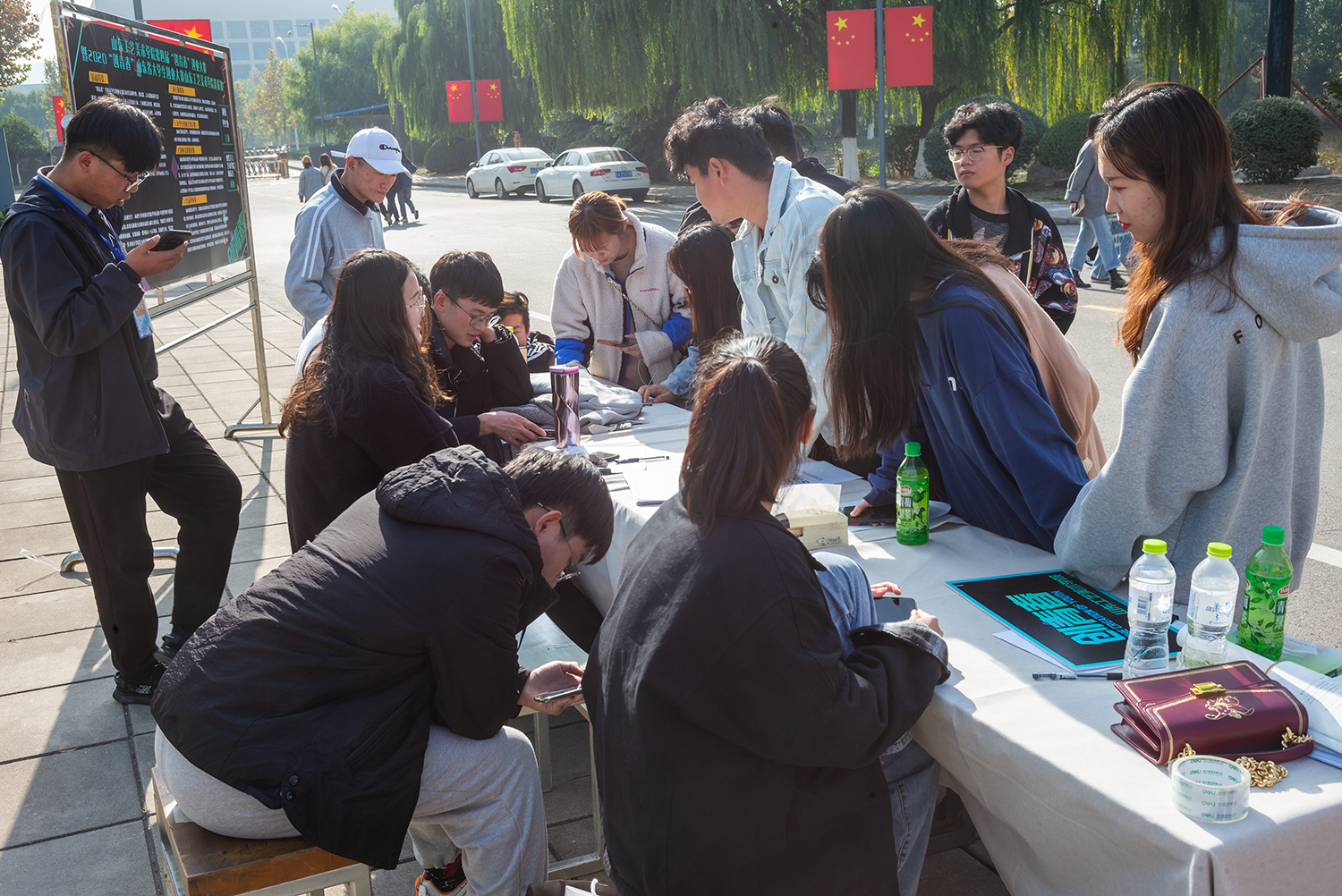 校园里举办大学生创业大赛大学生争相参与