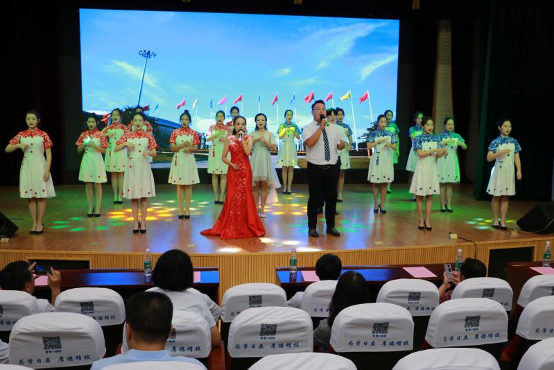 山东省城市服务技师学院举行“颂祖国·迎校庆”新诗会