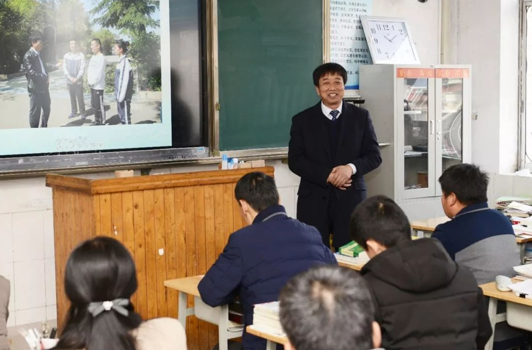 直播结束后,张兆伟校长带领班子成员走进教室与学生家长进行交流.