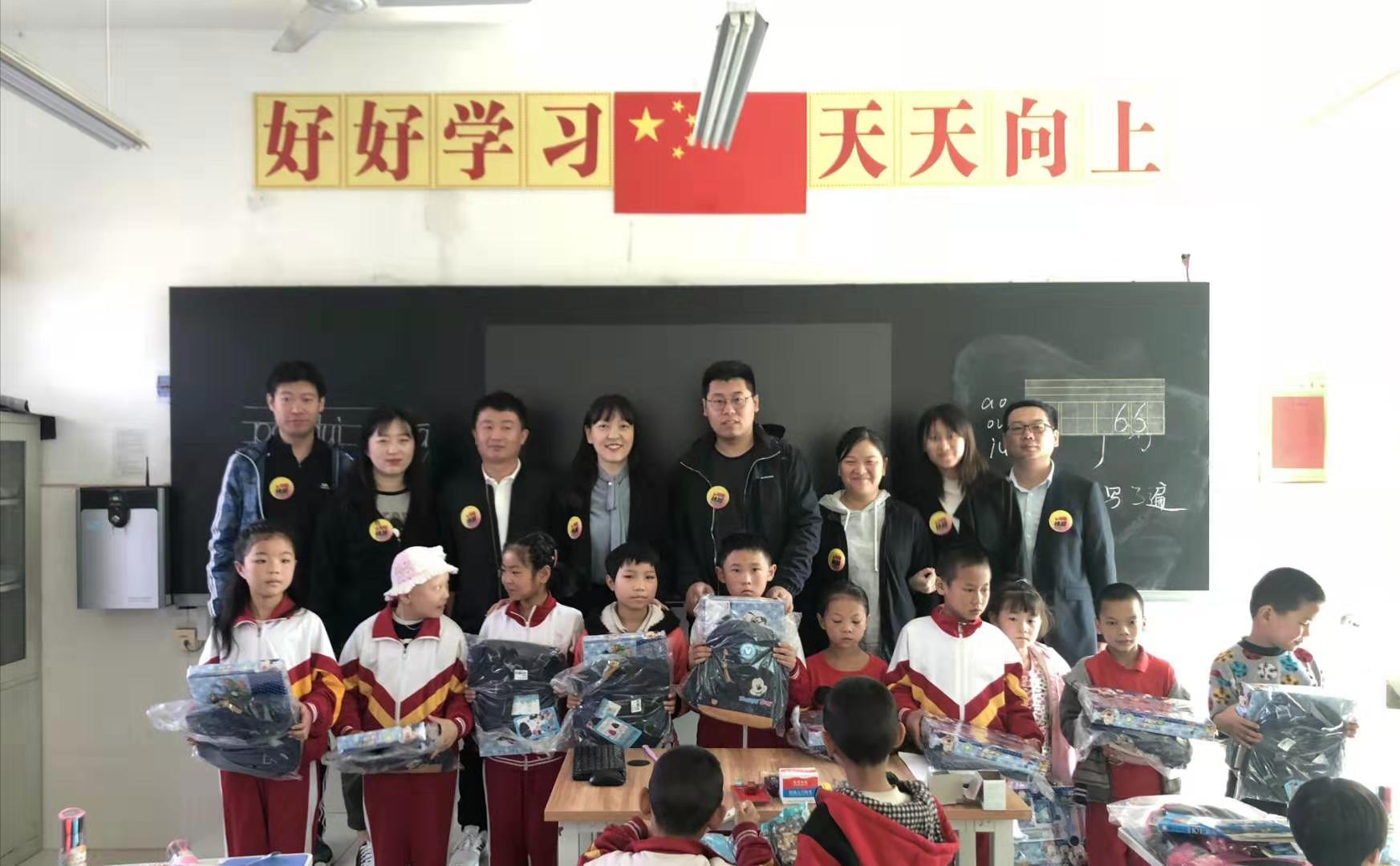 爱心让大山里的校园温暖如春 大山里的娃娃有了心爱的课外书