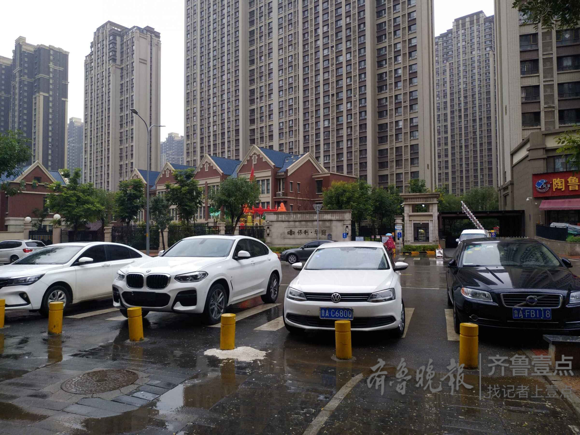 咋回事济南一停车场内空余大量车位旁边斑马线却停满了车