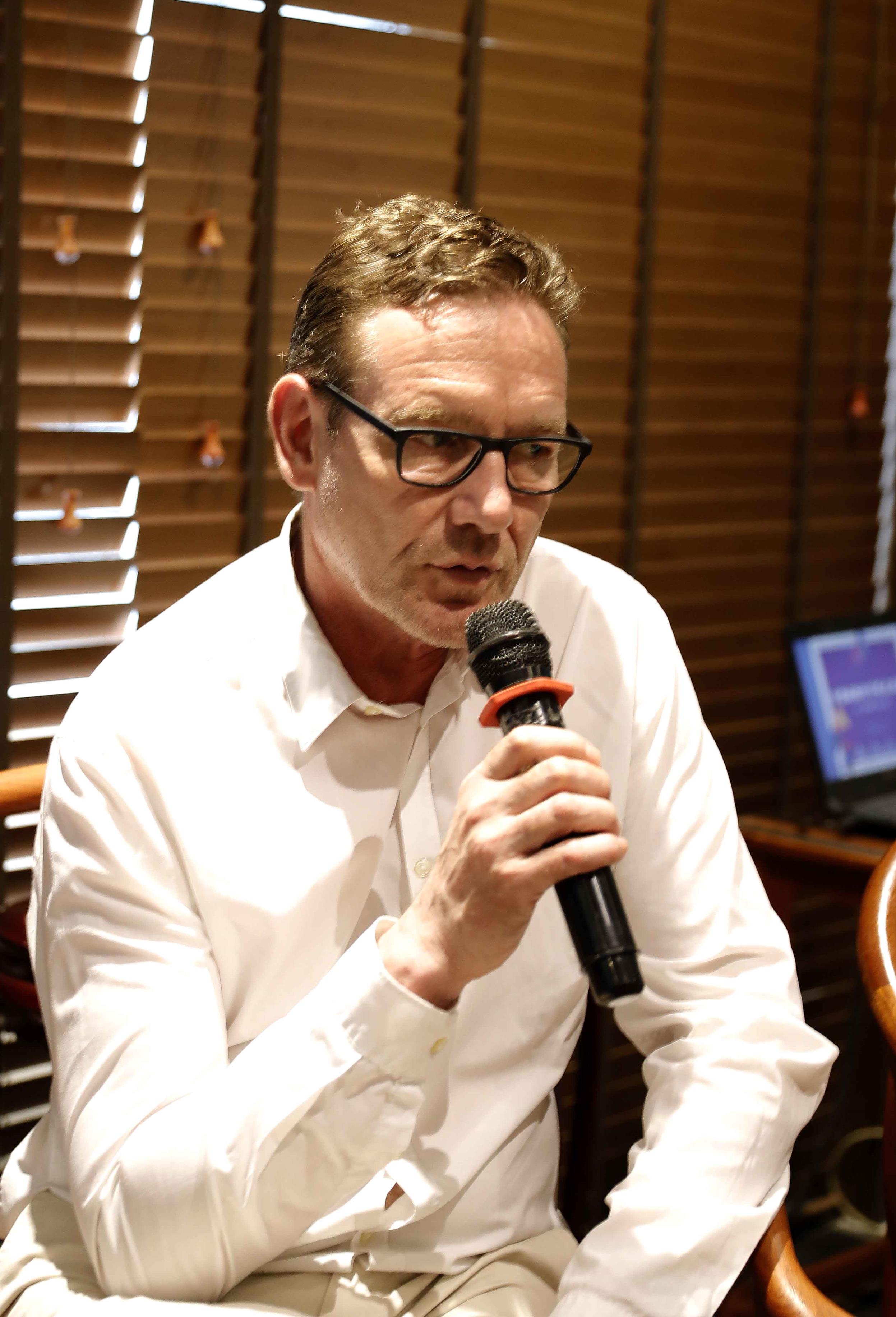 就中德画廊行业协会方面问题进行对话岳海涛先生和christian bertram