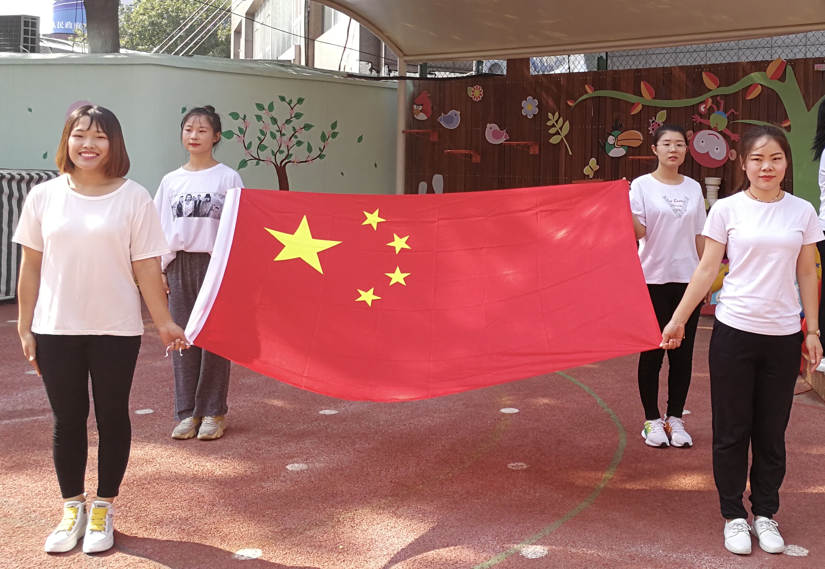 市中区泺源幼儿园开展以国旗下的祝福为主题的新学期升旗仪式