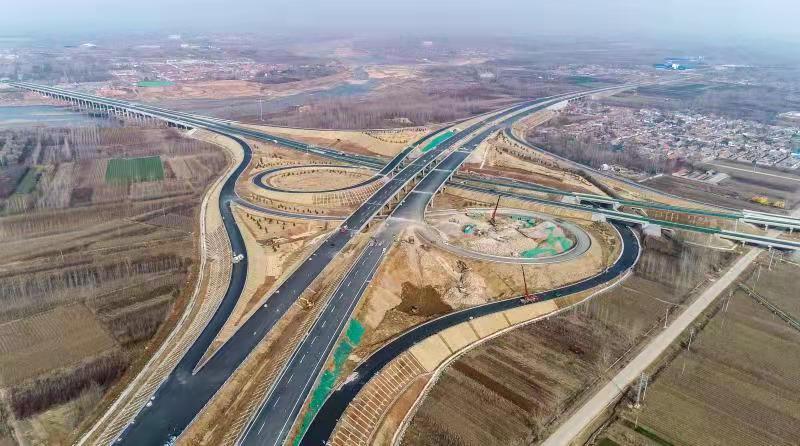 12月18日上午,青兰高速莱芜段改扩建工程正式通车,这也是今年济南市