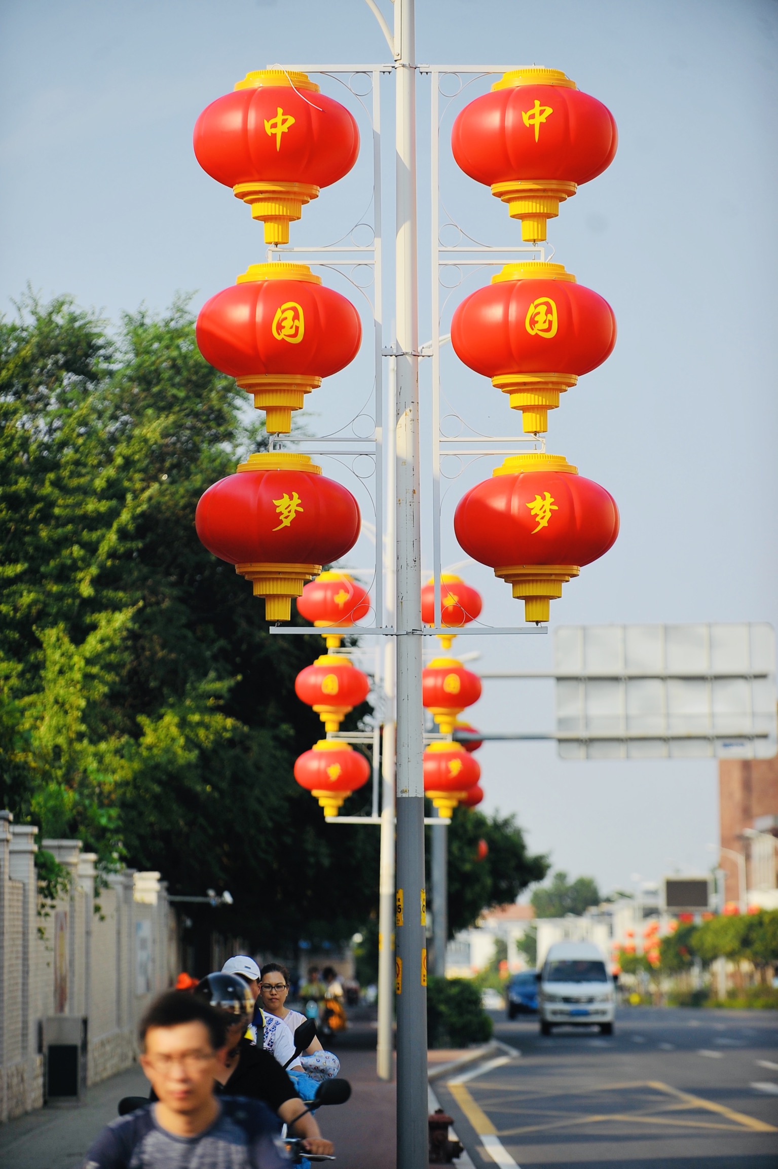 喜庆佳节气氛渐浓大红灯笼中国结扮靓济南街头