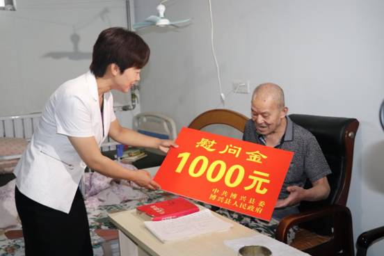 高梅同志一行还走访慰问了一等功臣卞丛文,三等功臣刘凯章家属,于晓黎