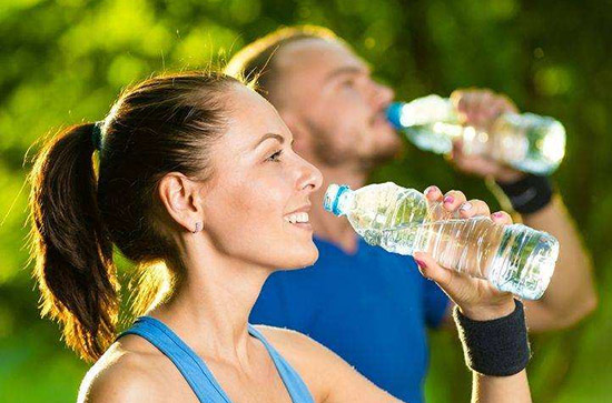 补充水分应该分为前、中、后三阶段，运动前补充500cc左右的水，运动中每10