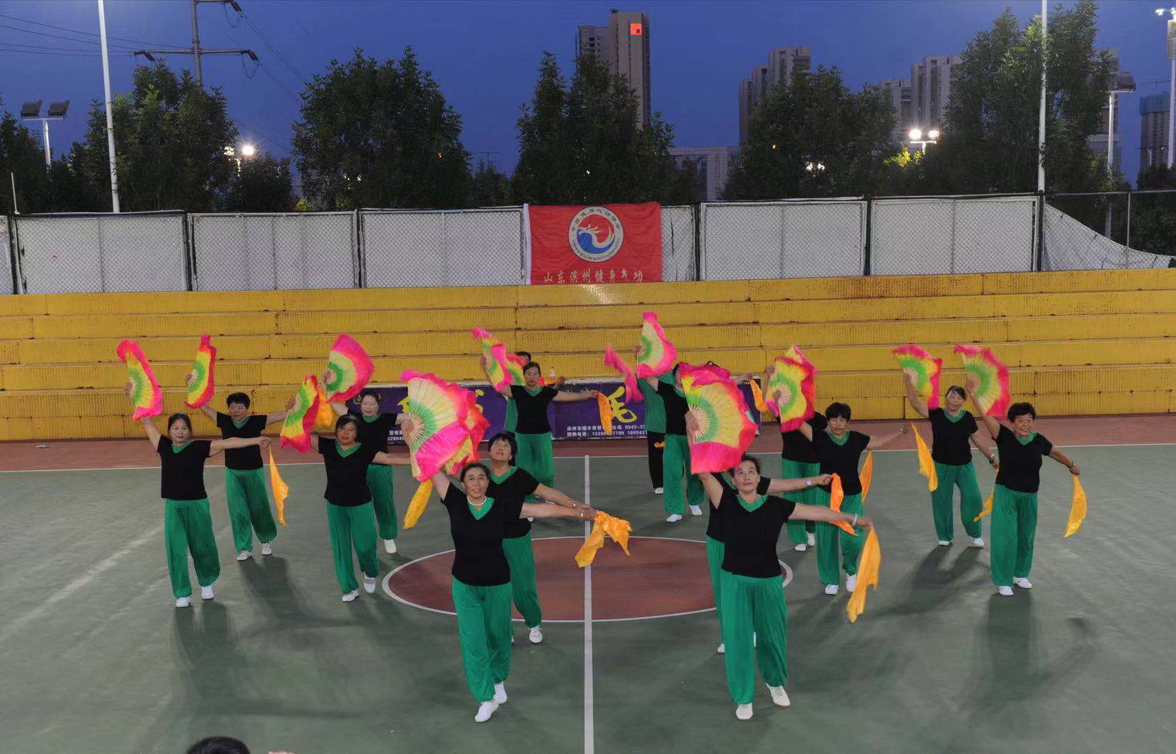 变换队形动态背景滨州健身气功也能舞出来